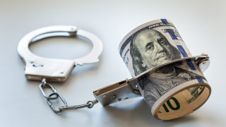 След подаден анонимен сигнал служители на СДВР задържали патрулен екип