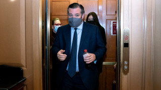 Сенаторът републиканец Тед Круз е отлетял със самолет за