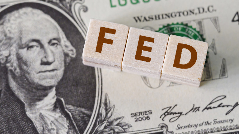 Доларът отслабва: Фед може да забави вдигането на лихвите