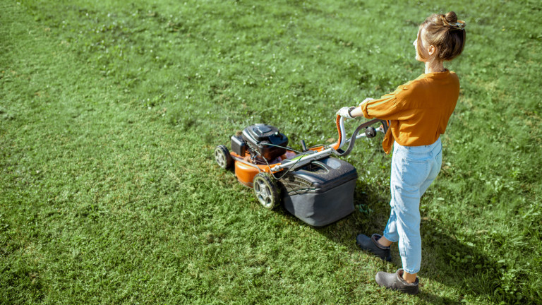 64-годишната Пеги Джоунс коси тревата в двора на дома си миналия месец, когато