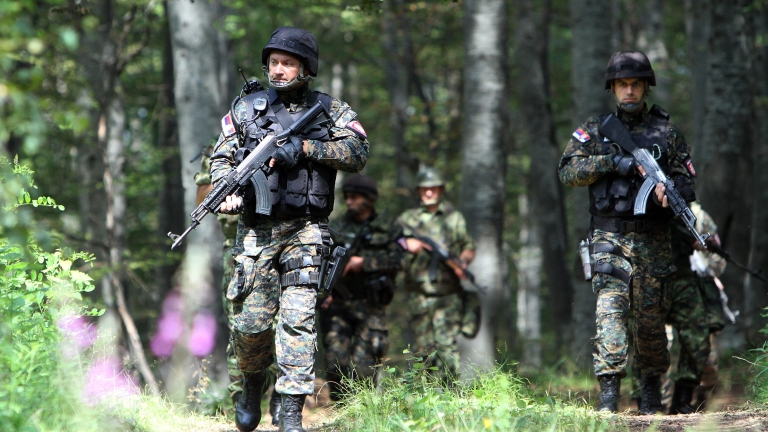 Сърбия провежда военни учения дни след инцидент в Косово