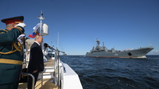 На Главния военноморски парад в Санкт Петербург руският президент Владимир