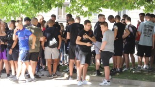 Няколко десетки протестиращи повечето младежи и под въпрос дали имат