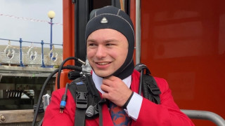 Да свири на пиано на лодка пред Бъкингамския дворец дори