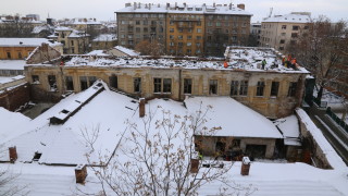 Сградата на Царските конюшни продължава да се руши съобщава БНТ Миналата
