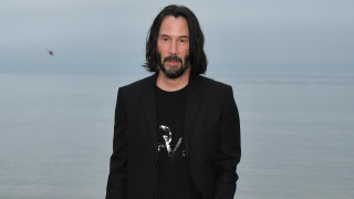 Той е харизматичен но и мистериозен Усмивката се прокрадва леко