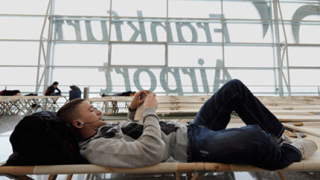 Хиляди пасажери спят по летищата в Европа