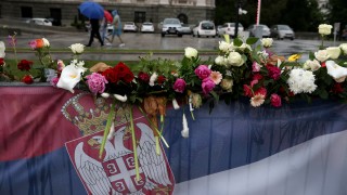 Десетки хиляди се събраха в петък вечерта пред сградата на