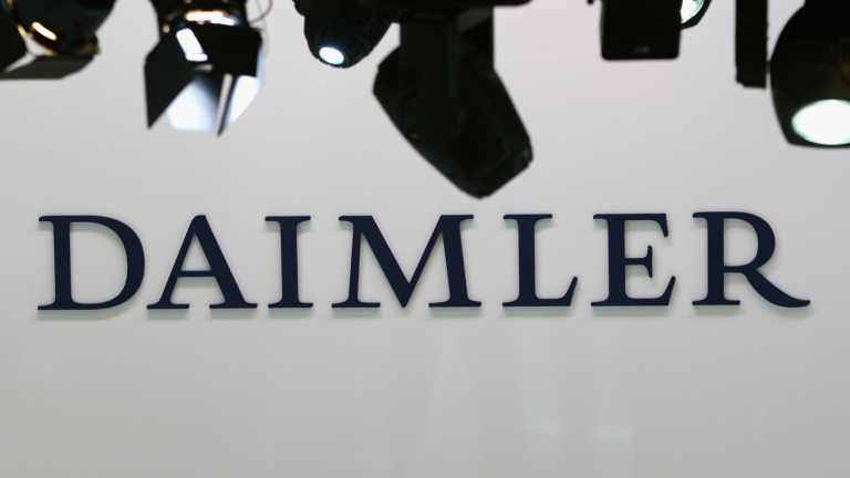 Daimler проверява собствените си тестове за емисии