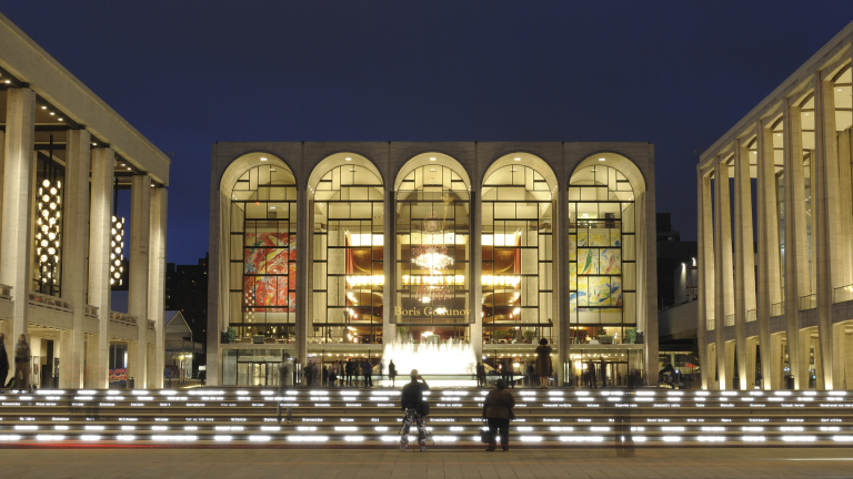 Разпръснат прах от човешки останки спря представление в операта в Ню Йорк