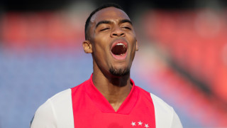 Барселона проявява сериозен интерес към таланта на Аякс Райън Гравенберх