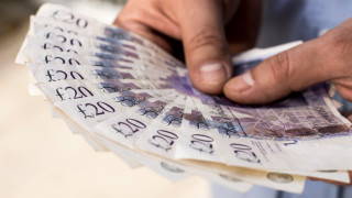 По време на търговска сесия в четвъртък сутринта доларът е относително