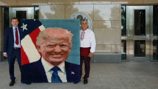 Българин дари на Тръмп изтъкан портрет за рождения му ден чрез посолството на САЩ