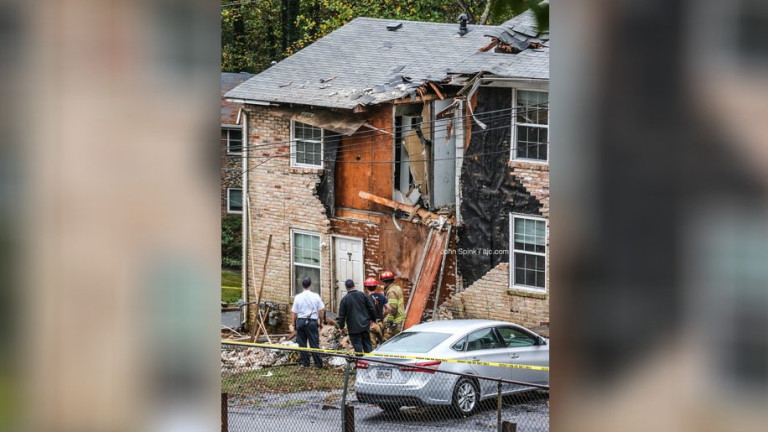 Малък самолет катастрофира в жилищен комплекс в района на Атланта