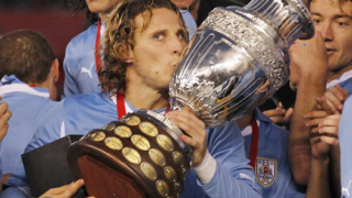 Суарес и Форлан  качиха Уругвай на футболния трон в Буенос Айрес