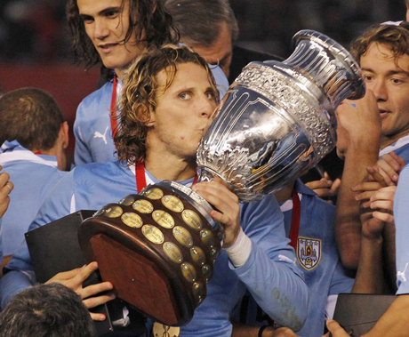 Юве си хареса двама уругвайски шампиони