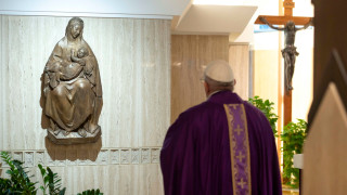 Папа Франциск призовава свещениците смело да излязат и да посетят