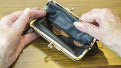 Възрастна жена даде 4500 лева на мним полицай