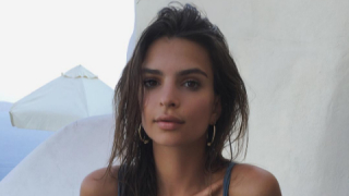 Коледната картичка на Емили Ратайковски (18+)