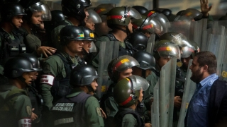 Кризата във Венецуела става все по-страшна - въоръжена охрана пази хранителните магазини