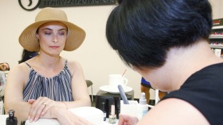 Йоана Буковска изпробва нова технология при маникюра (СНИМКИ)