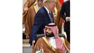Саудитските медии показаха как американският лидер Доналд Тръмп наруши протокола и