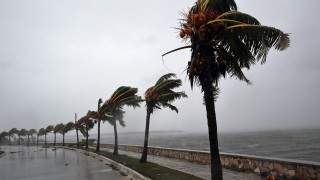 Ураганът Ирма удари Флорида съобщи Си Ен Ен Полетите от