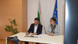 Министърът на иновациите и растежа в оставка Даниел Лорер подписа