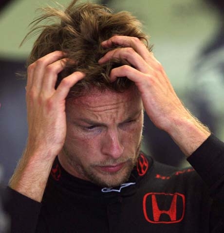 Инспекторите на ФИА провалили Бътън