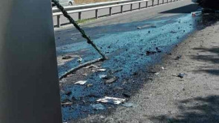 Обърнат камион със зърно блокира АМ "Хемус"