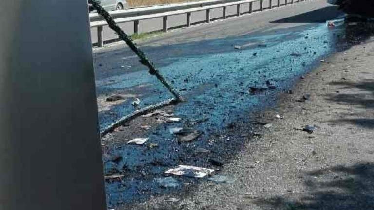 Обърнат камион със зърно блокира АМ "Хемус"