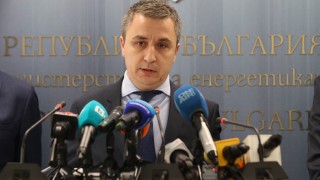 Министърът на енергетиката Александър Николов и неговите заместници ще подадат