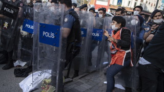 Полицията в Истанбул е разпръснала малка група демонстранти които се