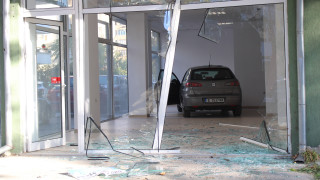 Лек автомобил се вряза в магазин в центъра на Благоевград