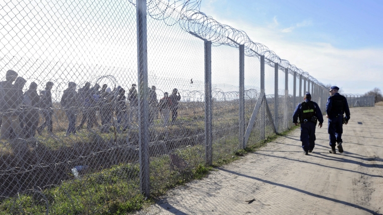Унгарският парламент подкрепи референдум за разселването на бежанци