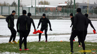 Група от 18 футболисти определи треньорът на пловдивския Ботев Николай