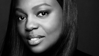 Легендарната гримьорка Пат МакГрат най накрая получи официалното признание на Елизабет