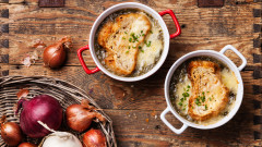 Френска лучена супа - ястието, спечелило любовта на крале и простолюдие