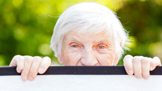 В малко румънско село възрастна жена без да знае пази