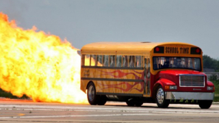 Превърнаха училищен автобус в реактивен драгстер