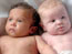 Британка роди близнаци с различен цвят на кожата