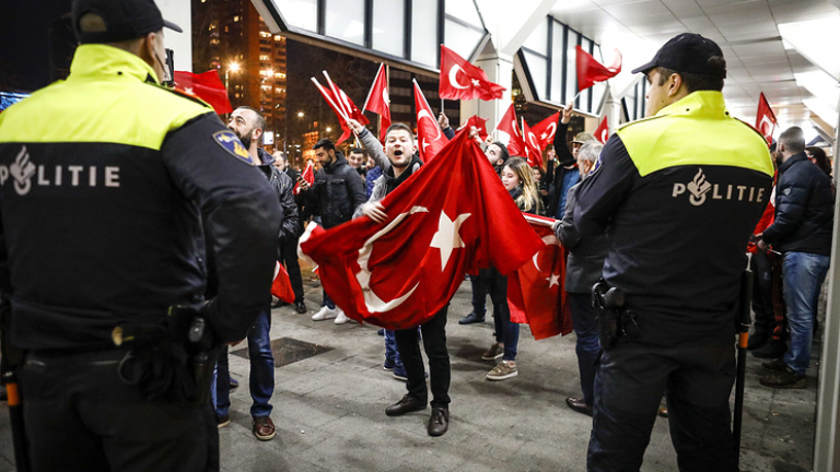 Турци протестираха в Ротердам