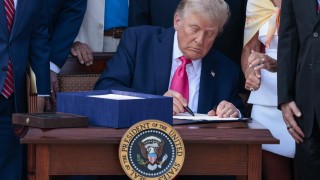 Президентът на САЩ Доналд Тръмп подписа мащабен законопроект за разходите