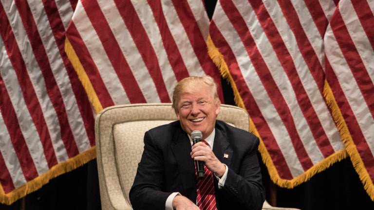 Защо Доналд Тръмп държи домейна VoteAgainstTrump.com и още 3000 сайта?