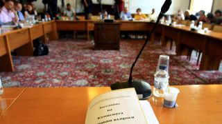 Депутатите от правната комисия се изплашиха да си замразят заплатите