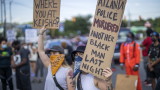 Уволняват полицай след убийството на чернокожа в САЩ