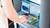  Тези банки начисляват най-ниски такси за изтегляне на пари от банкомат с дебитна карта 