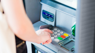 Тези банки начисляват най-ниски такси за теглене на пари от банкомат с дебитна карта