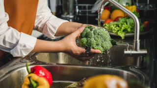 Лондон отлага граничните проверки на храни в опит да постигне сделка с ЕС