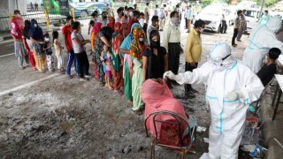 Близо 850 вече са случаите на мистериозното заболяване в Индия